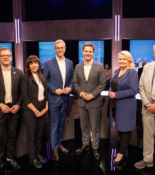 Berliner Wahlkandidaten versammeln sich vor der Wahlarena-Debatte im RBB-Studio