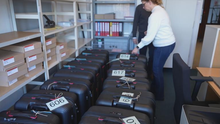 Schwarze Koffer mit Unterlagen für die Wahllokale in Berlin-Reinickendorf stehen im Bezirkswahlamt