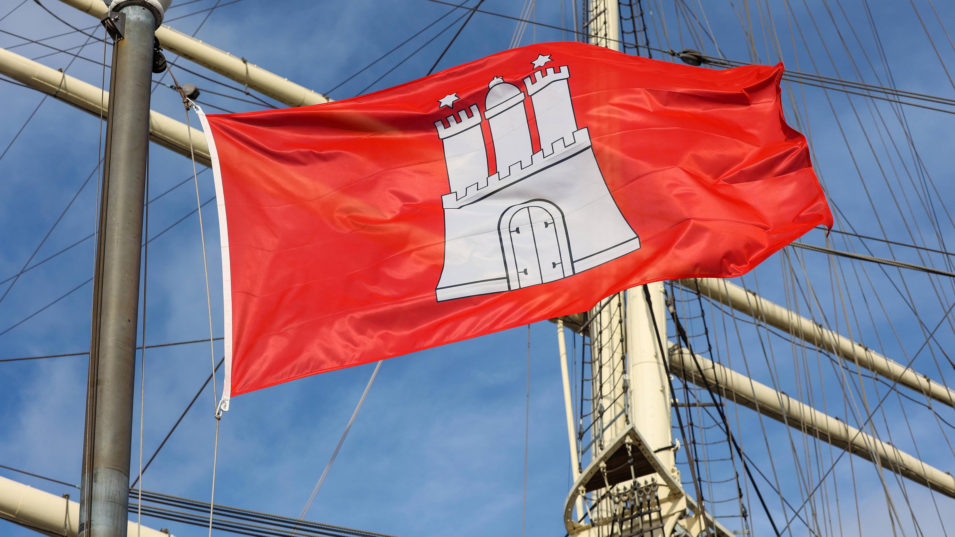 Rettungsschiff mit Hamburger Flagge an der Überseebrücke im Hamburger Hafen 