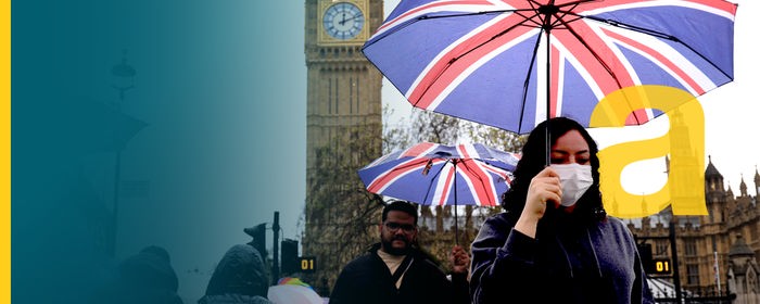 Leute mit Scirmen mit Flassge von GB und im Hintergrund der Big Ben