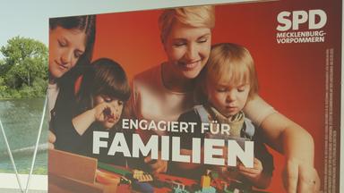SPD-Wahlplakat in Meckenburg-Vorpommern mit der Aufschrift "Engagiert für Familien"