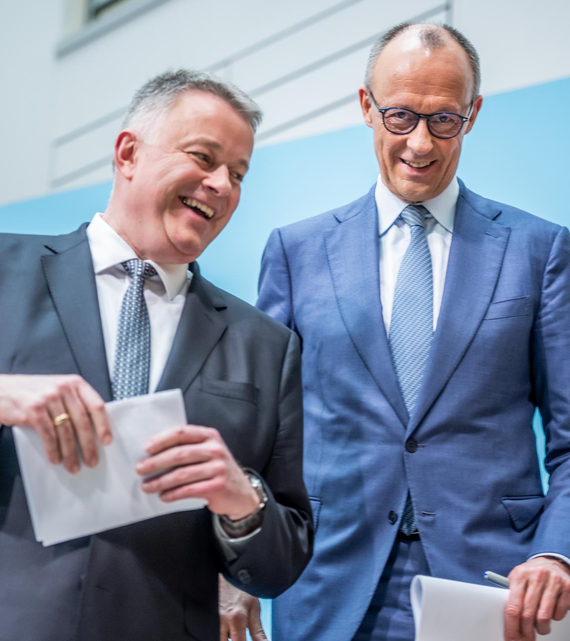 Bundeskanzler Friedrich Merz geht neben Gordon Schnieder in der Parteizentrale.