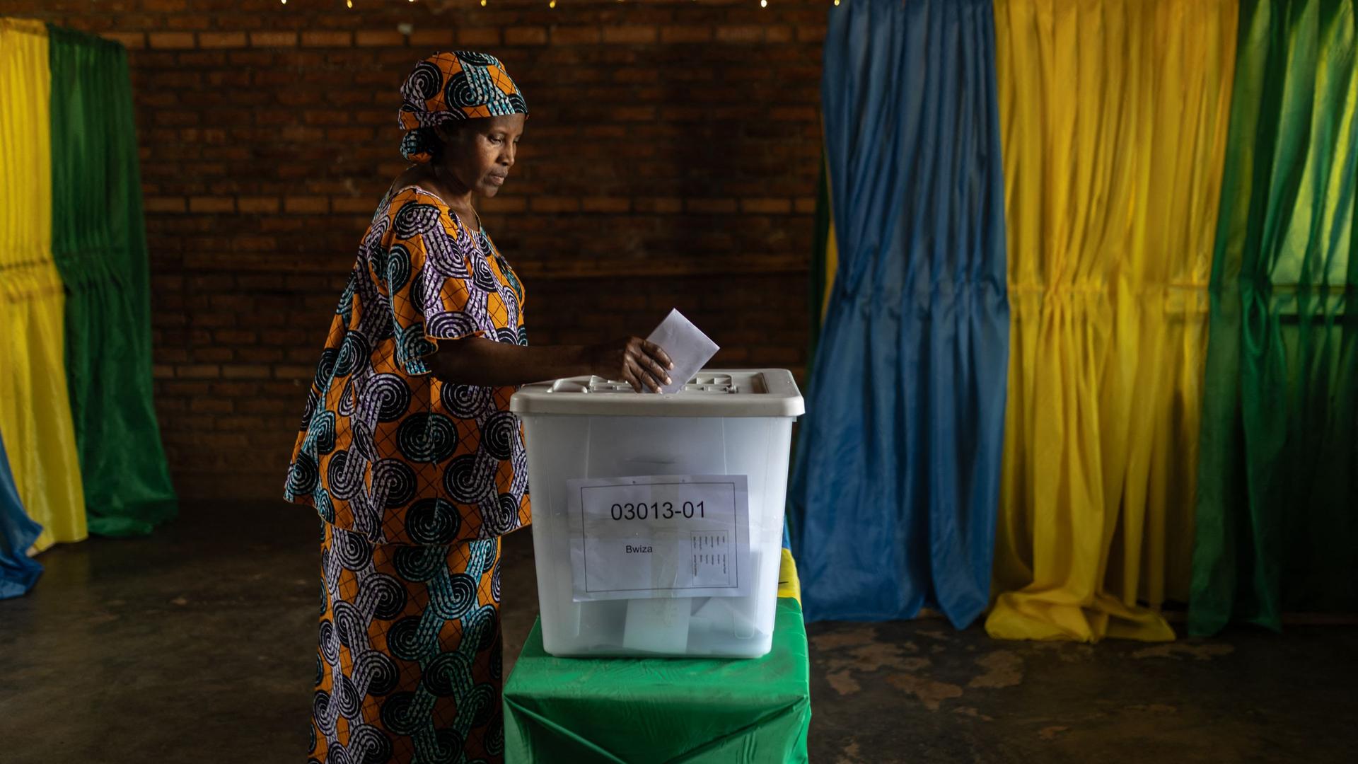Eine Frau gibt ihre Stimme in einem Wahllokal in Kigali ab.