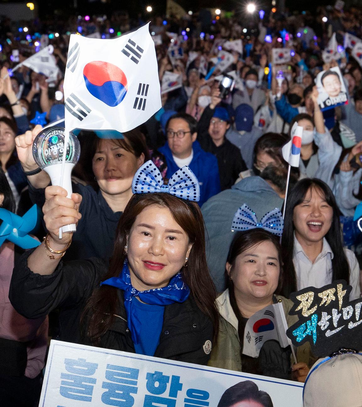 Südkoreanische Unterstützerinnen und Unterstützer von Lee Jae-myung feiern vor der Nationalversammlung in Seoul.