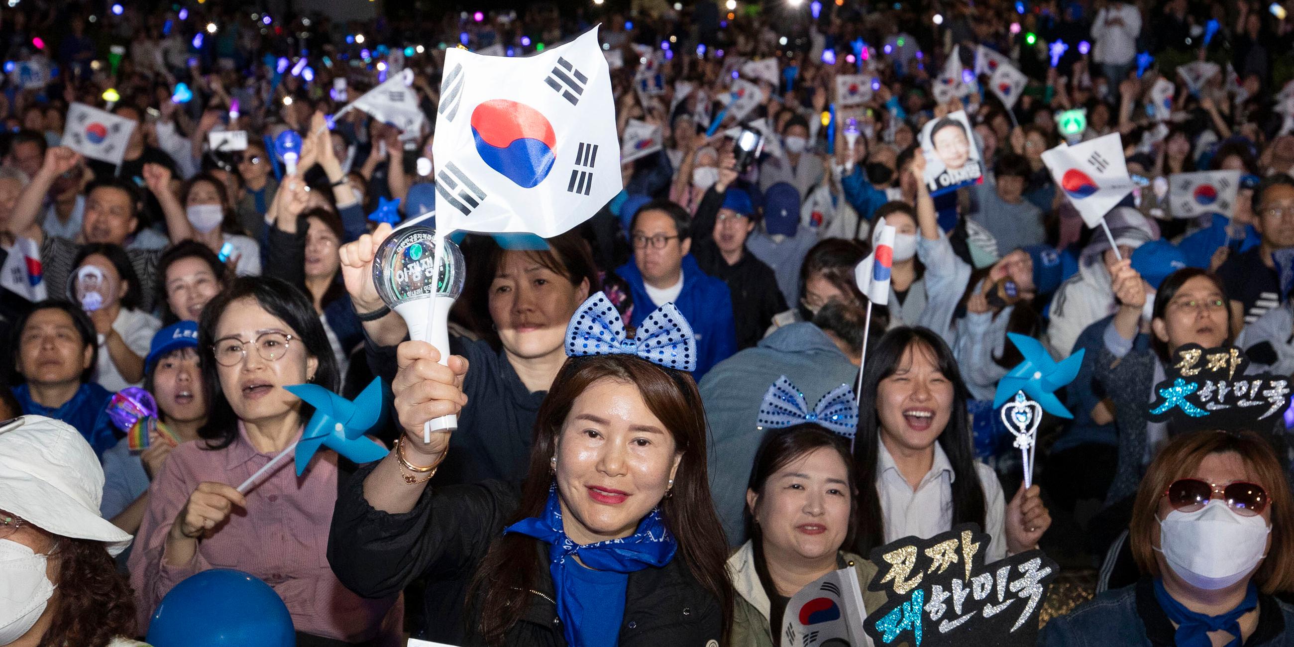 Südkoreanische Unterstützerinnen und Unterstützer von Lee Jae-myung feiern vor der Nationalversammlung in Seoul.