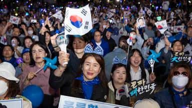 Südkoreanische Unterstützerinnen und Unterstützer von Lee Jae-myung feiern vor der Nationalversammlung in Seoul.