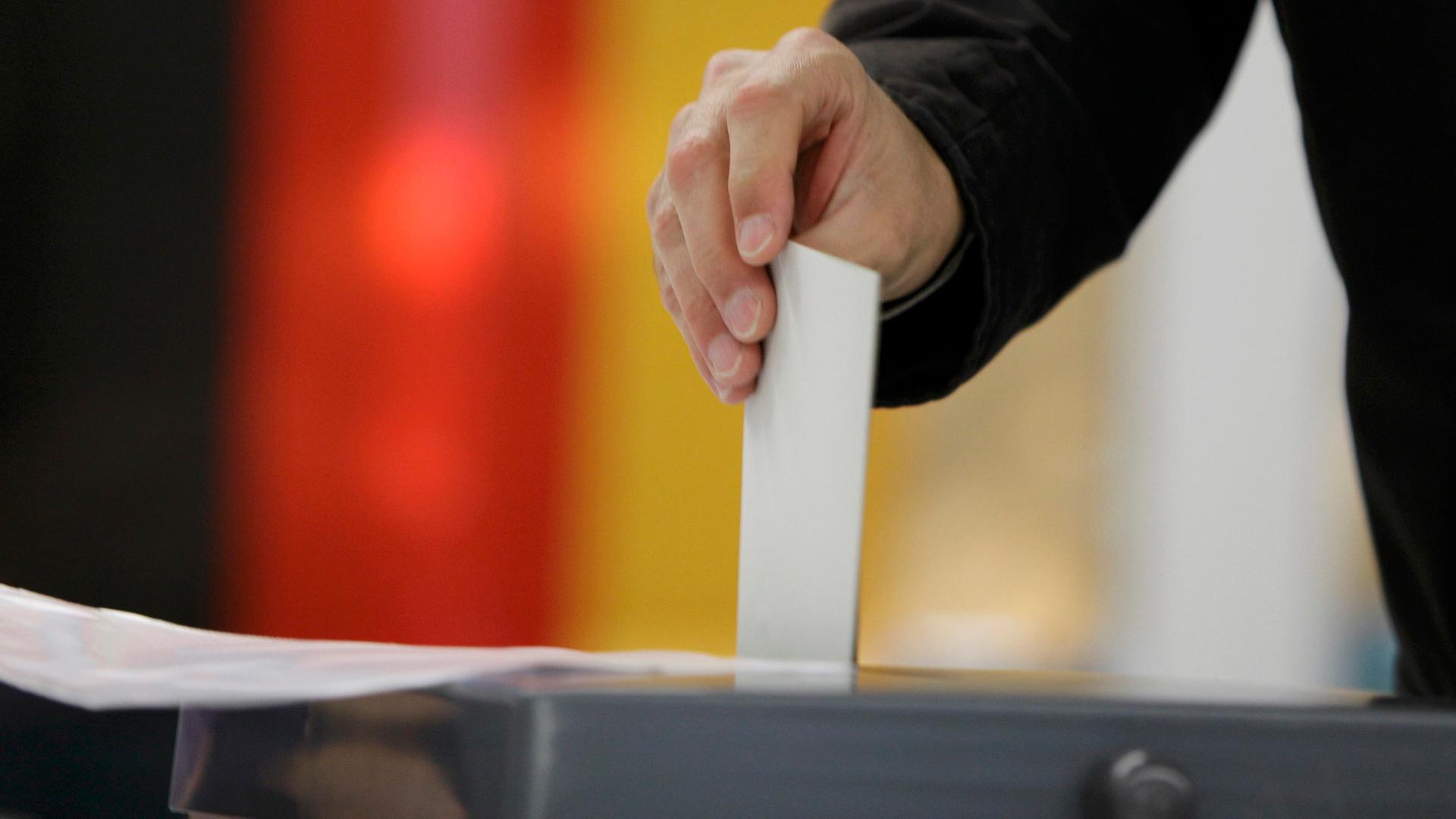 Wähler gibt seine Stimme ab