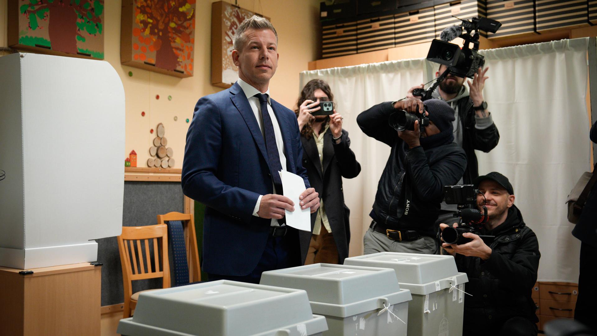 Wahl in Ungarn: Peter Magyar gibt seine Stimme ab