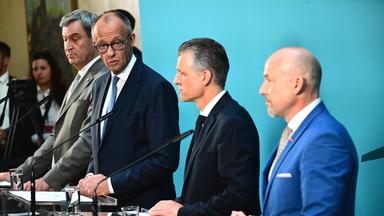 Markus Söder (CSU), Ministerpräsident von Bayern, Bundeskanzler Friedrich Merz (CDU), Thorsten Frei (CDU), neuer Vorsitzender der CDU/CSU-Fraktion im Bundestag, und Alexander Hoffmann, Vorsitzender der CSU-Landesgruppe im Bundestag, geben eine Pressekonferenz in Berlin.