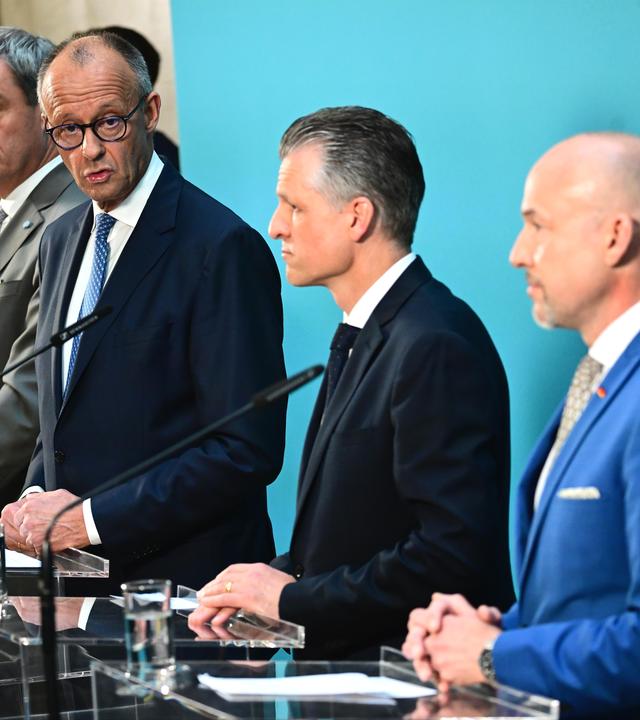 Markus Söder (CSU), Ministerpräsident von Bayern, Bundeskanzler Friedrich Merz (CDU), Thorsten Frei (CDU), neuer Vorsitzender der CDU/CSU-Fraktion im Bundestag, und Alexander Hoffmann, Vorsitzender der CSU-Landesgruppe im Bundestag, geben eine Pressekonferenz in Berlin.