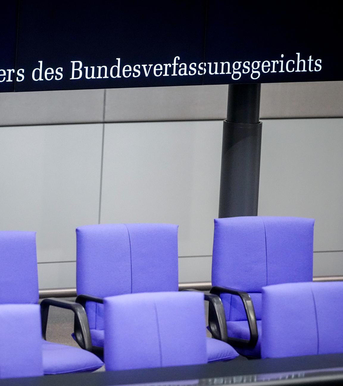 "Nächster Top 10 - Wahl eines Richters des Bundesverfassungsgerichts" ist auf der Anzeigetafel im Bundestag zu lesen. Hier steht die Wahl von Richtern für das Bundesverfassungsgericht an.