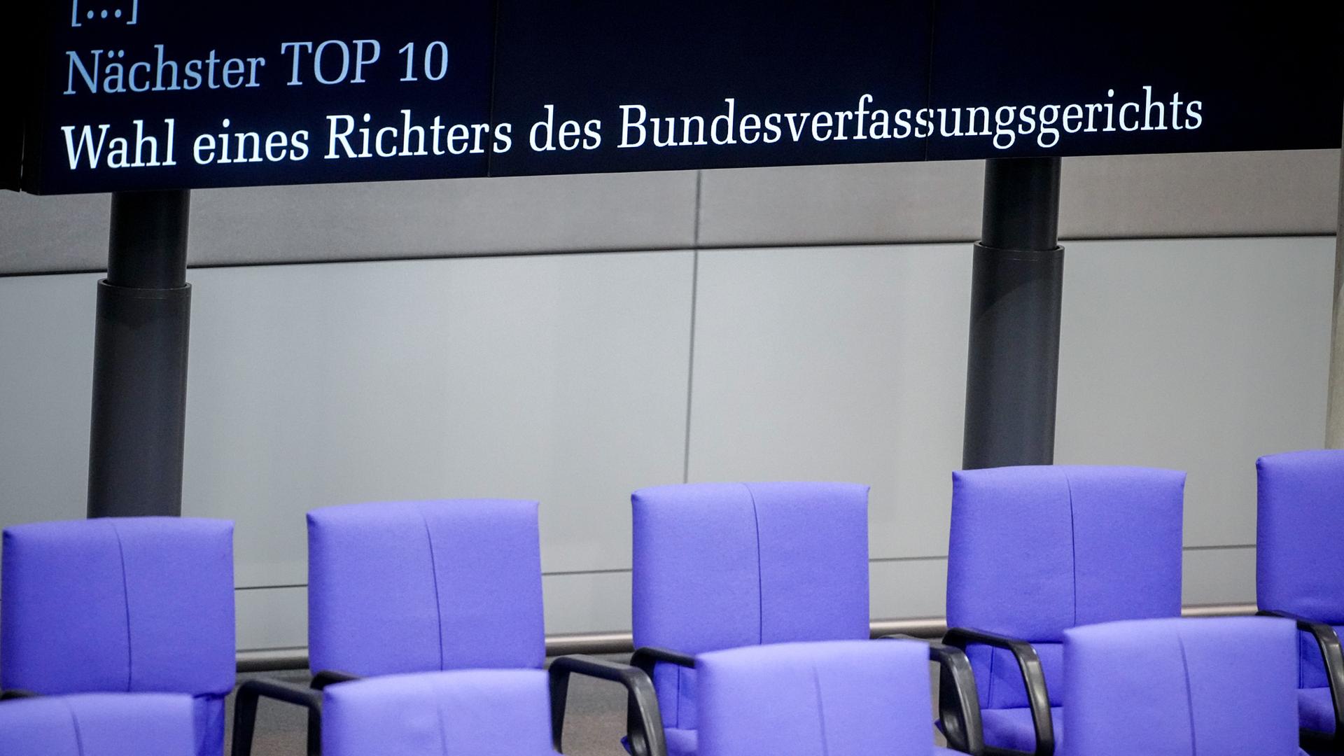 "Nächster Top 10 - Wahl eines Richters des Bundesverfassungsgerichts" ist auf der Anzeigetafel im Bundestag zu lesen. Hier steht die Wahl von Richtern für das Bundesverfassungsgericht an.