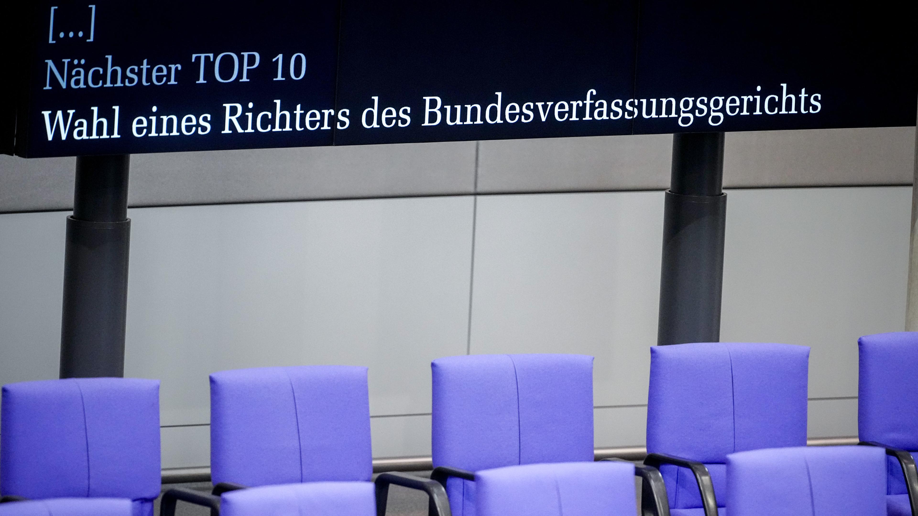 "Nächster Top 10 - Wahl eines Richters des Bundesverfassungsgerichts" ist auf der Anzeigetafel im Bundestag zu lesen. Hier steht die Wahl von Richtern für das Bundesverfassungsgericht an.