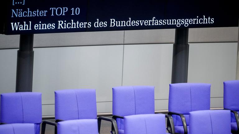 "Nächster Top 10 - Wahl eines Richters des Bundesverfassungsgerichts" ist auf der Anzeigetafel im Bundestag zu lesen. Hier steht die Wahl von Richtern für das Bundesverfassungsgericht an.