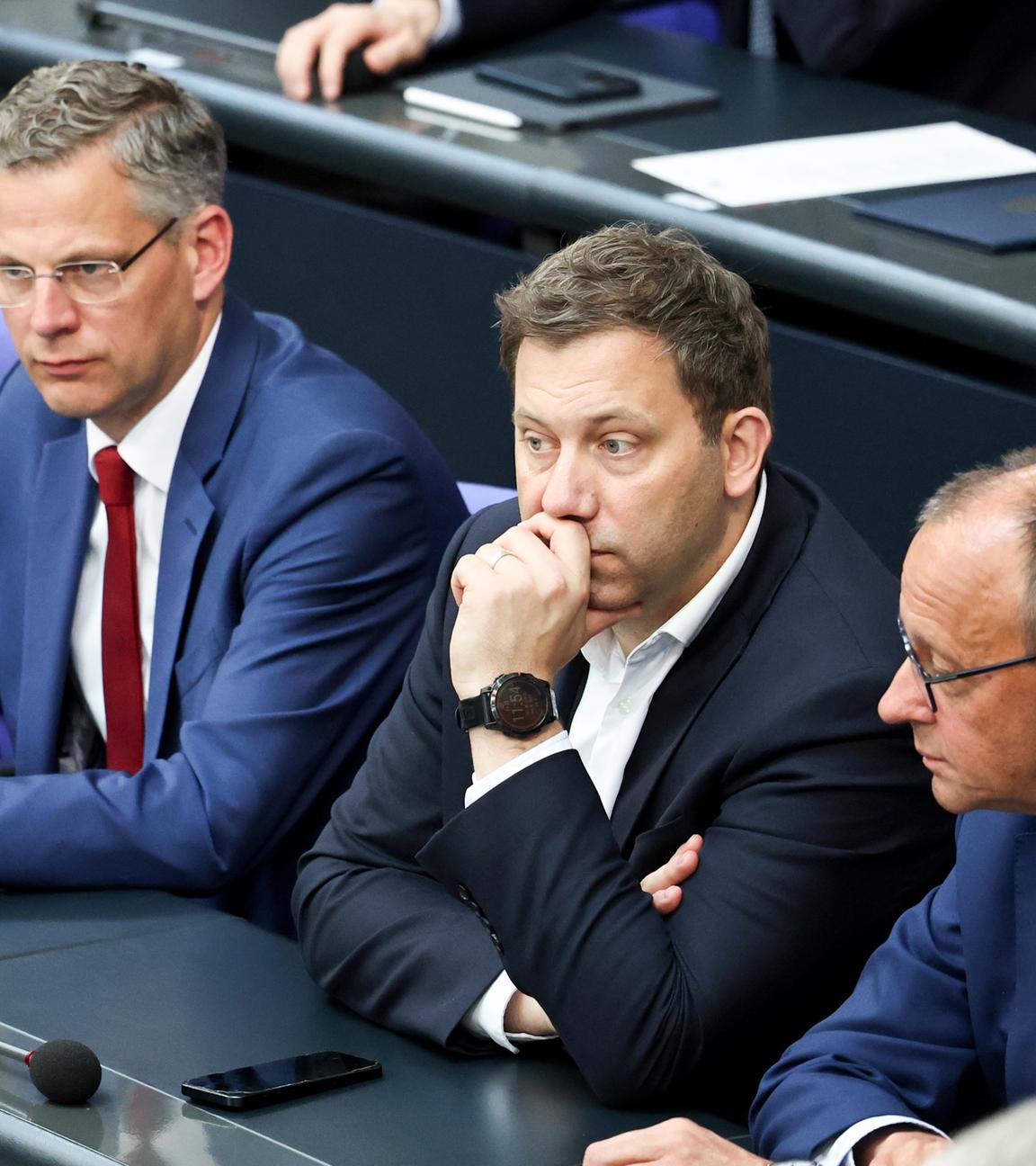 Bundeskanzler Friedrich Merz und Bundesfinanzminister Lars Klingbeil bei einer Plenarsitzung des Deutschen Bundestages in Berlin