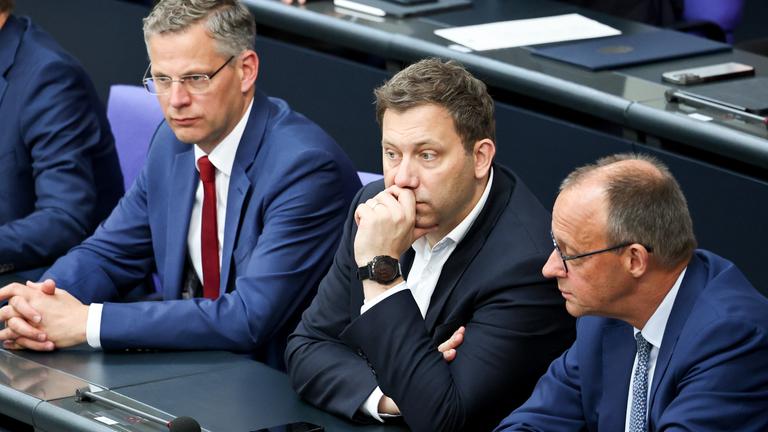 Bundeskanzler Friedrich Merz und Bundesfinanzminister Lars Klingbeil bei einer Plenarsitzung des Deutschen Bundestages in Berlin