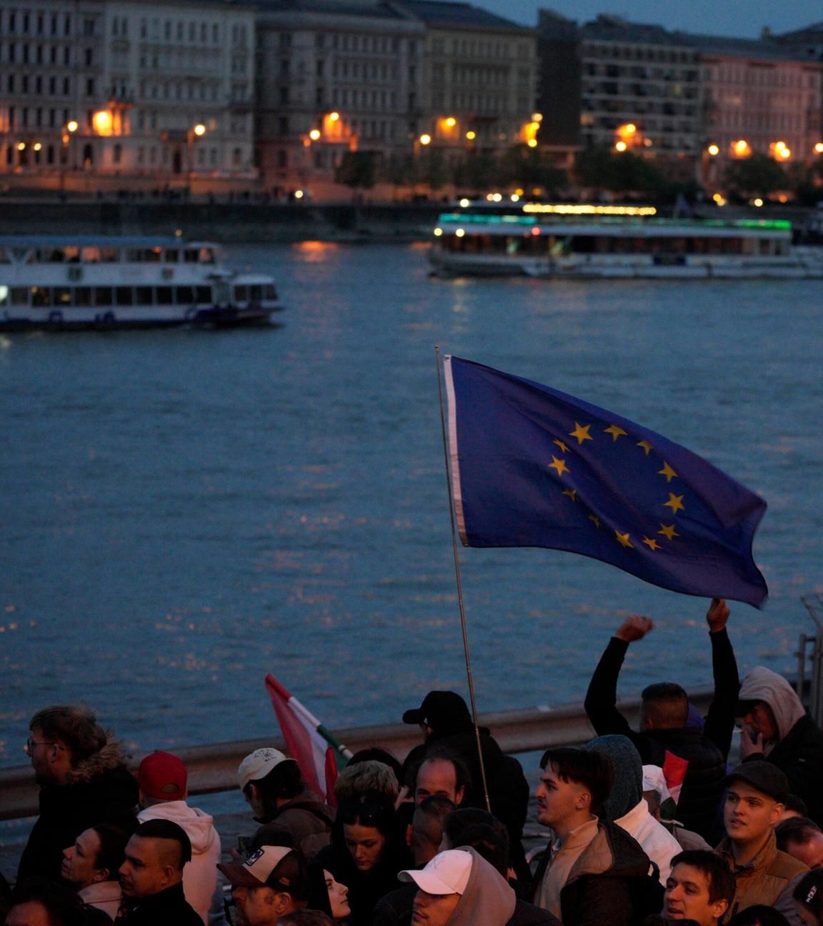 Am 12.04.2026 nehmen Menschen an einer Wahlparty der Tisza-Partei auf der Promenade mit Blick auf die Donau in Budapest, Ungarn, teil. 
