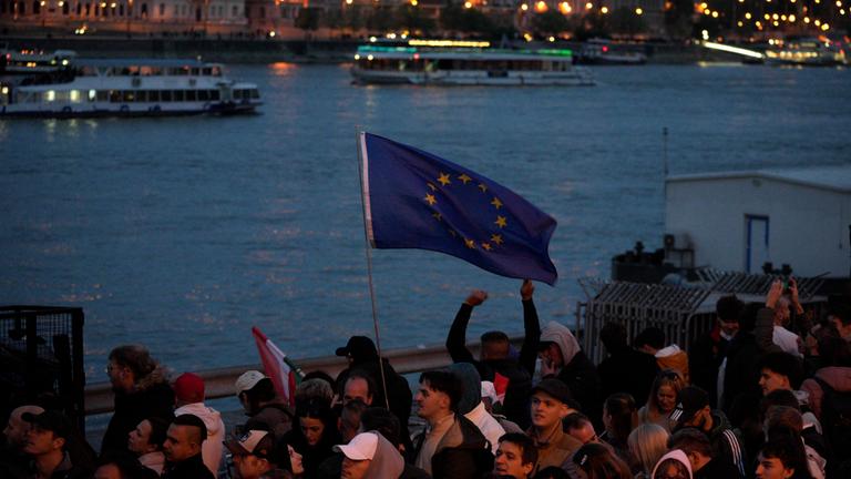 Am 12.04.2026 nehmen Menschen an einer Wahlparty der Tisza-Partei auf der Promenade mit Blick auf die Donau in Budapest, Ungarn, teil. 