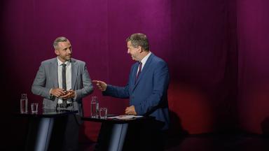 Ulrich Siegmund (l, AfD) und Sven Schulze (CDU), Ministerpräsident von Sachsen-Anhalt, im Gespräch bei der MDR-Wahlarena.