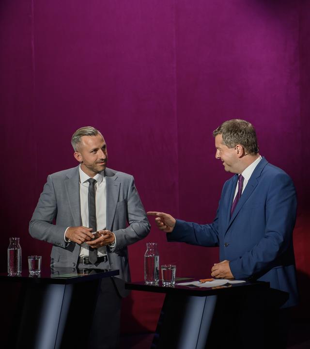 Ulrich Siegmund (l, AfD) und Sven Schulze (CDU), Ministerpräsident von Sachsen-Anhalt, im Gespräch bei der MDR-Wahlarena.