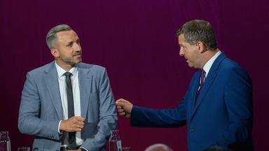 Ulrich Siegmund (l, AfD) und Sven Schulze (CDU), Ministerpräsident von Sachsen-Anhalt, im Gespräch bei der MDR-Wahlarena.
