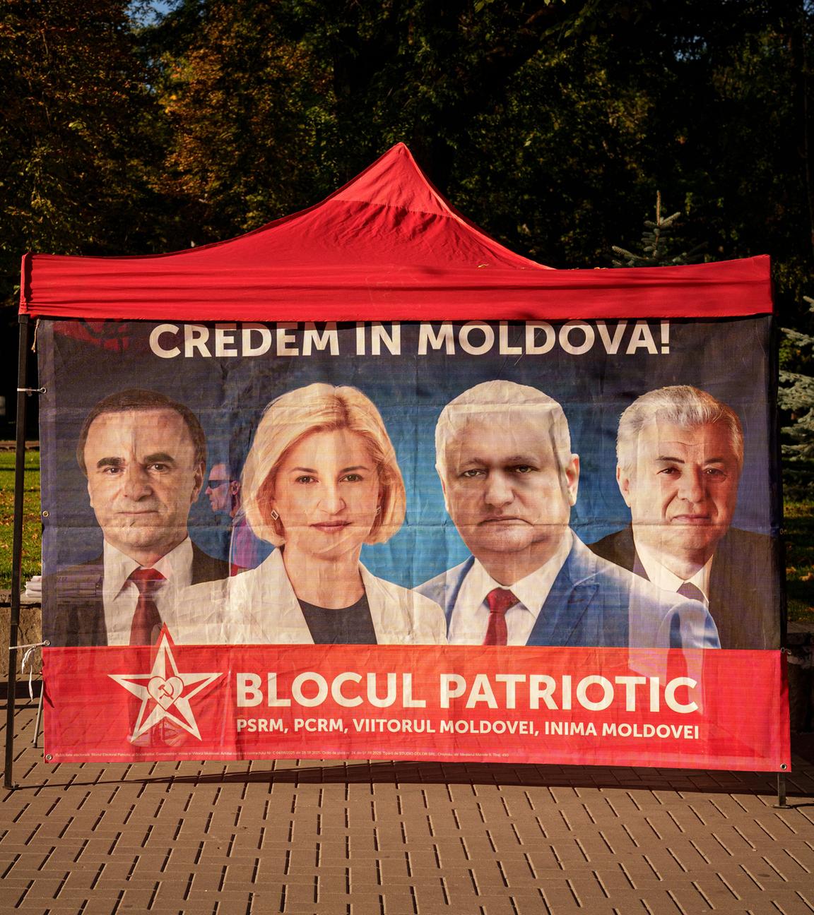Ein Wahlzelt des russlandorientierten Bündnisses "Patriotischer Block" in Chisinau, Moldau, am 26.09.2025.