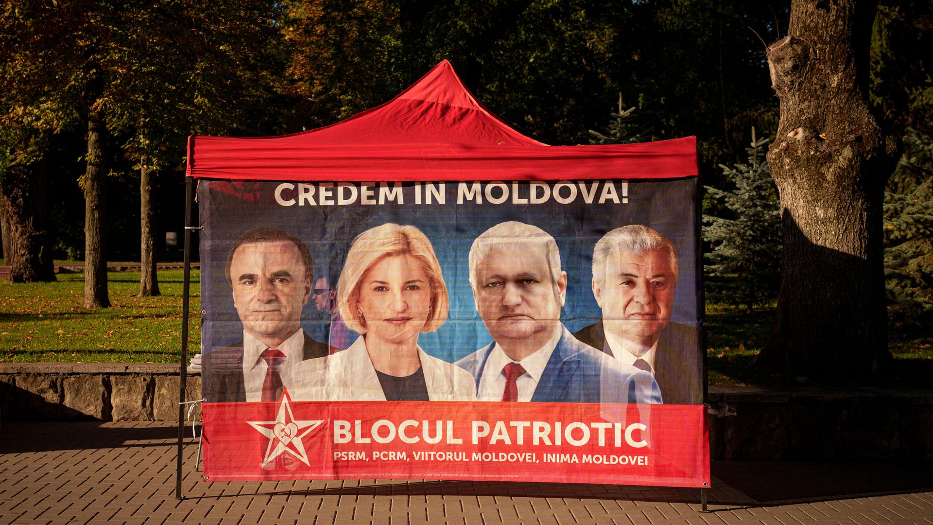 Ein Wahlzelt des russlandorientierten Bündnisses "Patriotischer Block" in Chisinau, Moldau, am 26.09.2025.