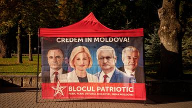 Ein Wahlzelt des russlandorientierten Bündnisses "Patriotischer Block" in Chisinau, Moldau, am 26.09.2025.