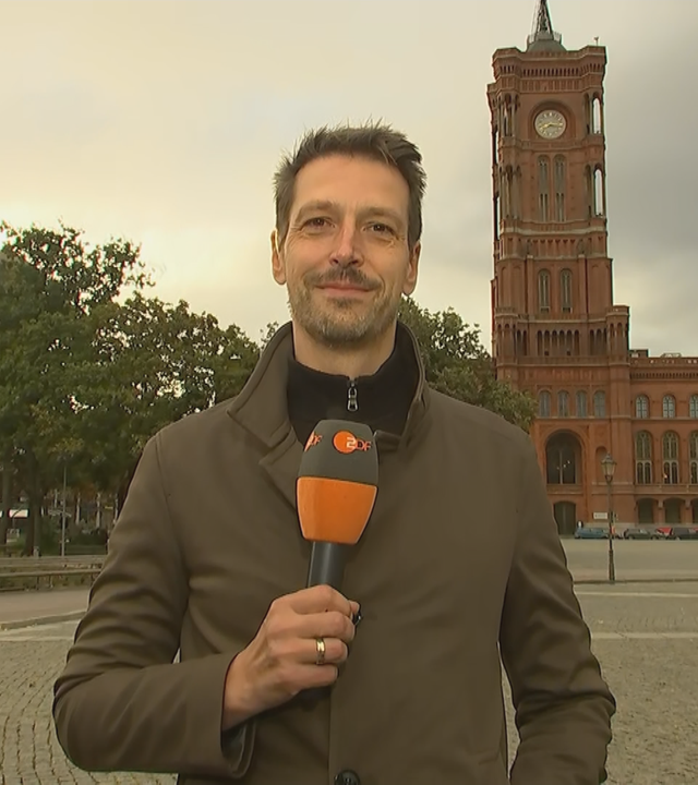 ZDF-Korrespondent Carsten Behrendt vor dem roten Rathaus in Berlin.