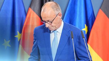 Der Spitzenkandidat der CDU in Mecklenburg-Vorpommern, Daniel Peters, schaut nach dem Wahlergebnis enttäuscht.
