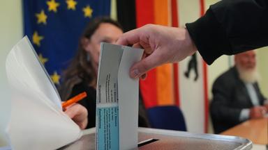 Ein Mann gibt am Sonntag, dem 20. September 2026, bei der Berliner Landtagswahl in Berlin seine Stimme in einem Wahllokal ab.