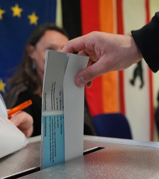 Ein Mann gibt am Sonntag, dem 20. September 2026, bei der Berliner Landtagswahl in Berlin seine Stimme in einem Wahllokal ab.