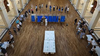 Wähler warten an einem Wahllokal, um ihre Stimme in der ersten Runde der französischen Parlamentswahlen abzugeben, in Lyon, 30.06.2024. 