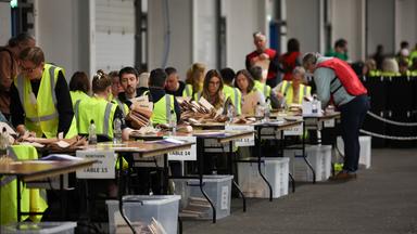 Stimmzettel zu den Kommunalwahlen in Großbritannien werden ausgezählt.