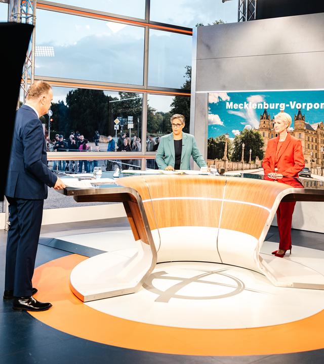 Christian Sievers, Shakuntala Banerjee, Manuela Schwesig (r.)