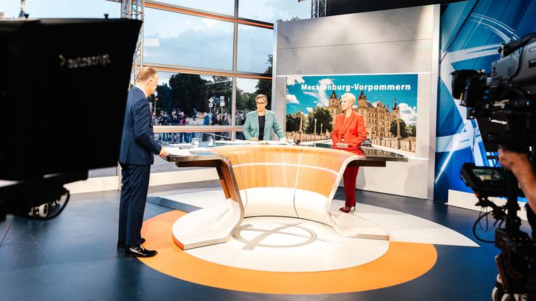 Christian Sievers, Shakuntala Banerjee, Manuela Schwesig (r.)