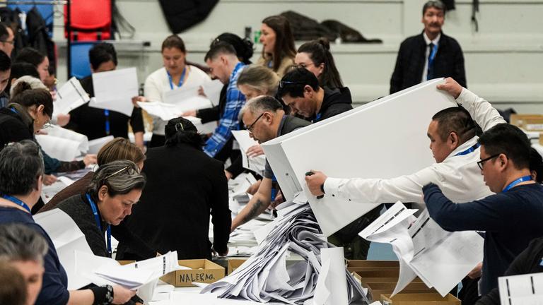 Wahlhelfer bereiten sich auf die Auszählung der Stimmen während der Parlamentswahlen vor. 