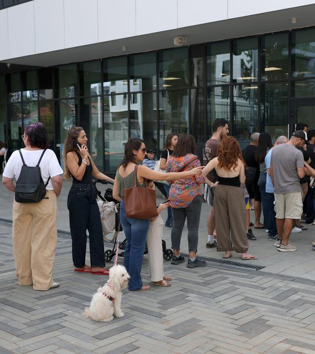 Menschen stehen vor einem Wahllokal in Herzliya und warten darauf, ihren Stimmzettel für die Parlamentswahlen in Israel abzugeben.