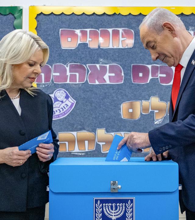  Israels Ministerpräsident Benjamin Netanjahu gibt zusammen mit seiner Frau Sara in einem Wahllokal seine Stimme zur Parlamentswahl ab. 