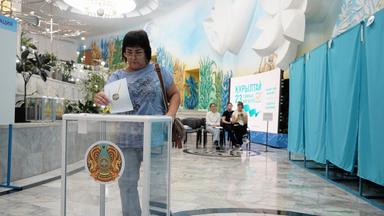 Eine Frau gibt am Sonntag, dem 23. August 2026, bei vorgezogenen Parlamentswahlen in Almaty, Kasachstan, in einem Wahllokal ihre Stimme ab. 