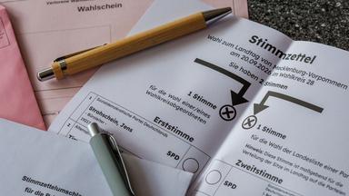 Stimmzettel und Briefwahlunterlagen für die Landtagswahlen in Mecklenburg-Vorpommern liegen auf einem Schreibtisch.