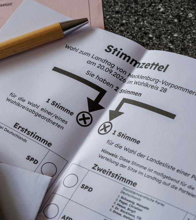 Stimmzettel und Briefwahlunterlagen für die Landtagswahlen in Mecklenburg-Vorpommern liegen auf einem Schreibtisch.