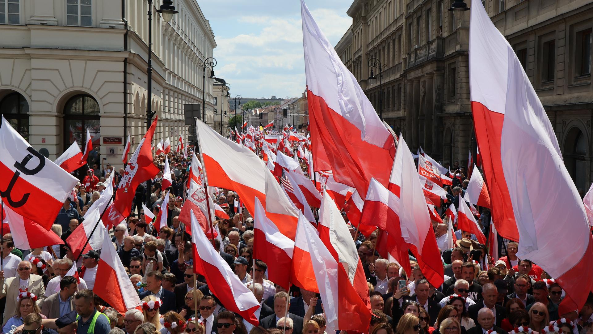 Anhänger des polnischen Präsidentschaftskandidaten Karol Nawrocki nehmen am "Großen Marsch für Polen" in Warschau teil. 