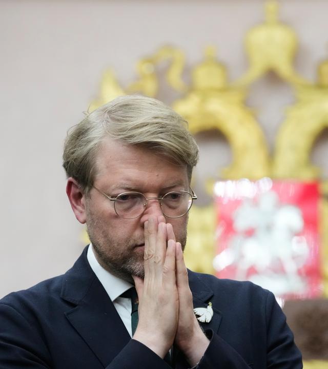 Russland, Moskau: Nikolai Rybakow, Vorsitzender der Partei Jabloko, steht nach einer Anhörung zu einer Klage, mit der der Partei die Teilnahme an den bevorstehenden Parlamentswahlen untersagt werden soll, vor dem Obersten Gerichtshof Russlands in Moskau.