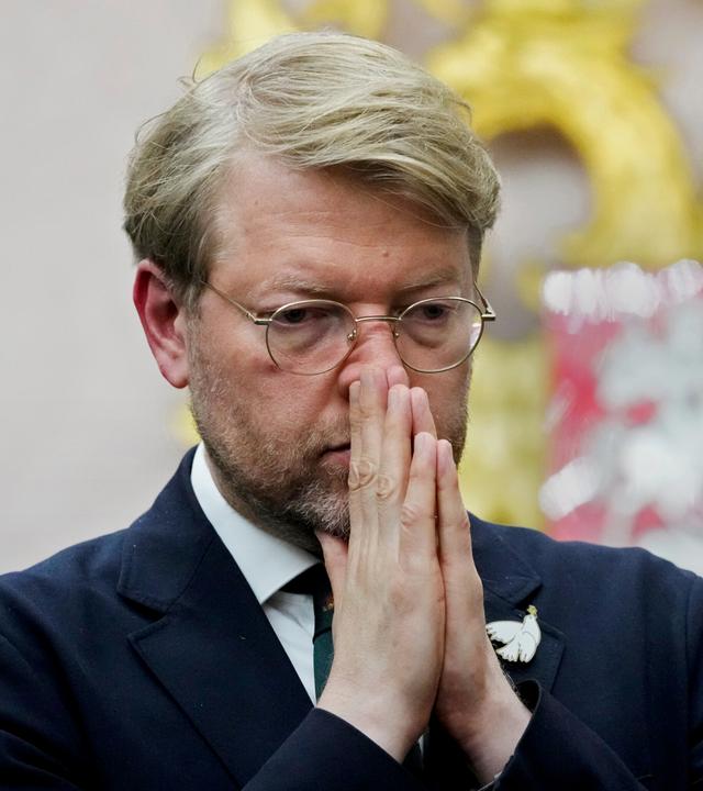 Russland, Moskau: Nikolai Rybakow, Vorsitzender der Partei Jabloko, steht nach einer Anhörung zu einer Klage, mit der der Partei die Teilnahme an den bevorstehenden Parlamentswahlen untersagt werden soll, vor dem Obersten Gerichtshof Russlands in Moskau.