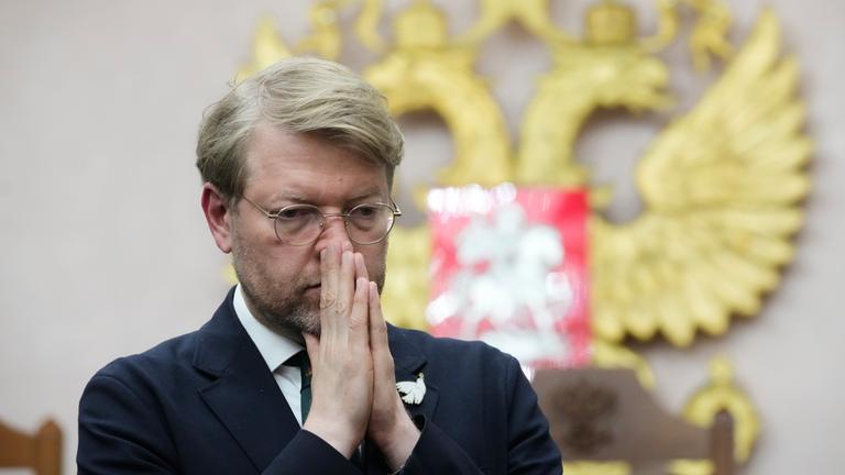 Russland, Moskau: Nikolai Rybakow, Vorsitzender der Partei Jabloko, steht nach einer Anhörung zu einer Klage, mit der der Partei die Teilnahme an den bevorstehenden Parlamentswahlen untersagt werden soll, vor dem Obersten Gerichtshof Russlands in Moskau.