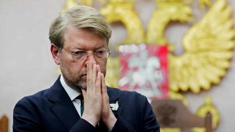 Russland, Moskau: Nikolai Rybakow, Vorsitzender der Partei Jabloko, steht nach einer Anhörung zu einer Klage, mit der der Partei die Teilnahme an den bevorstehenden Parlamentswahlen untersagt werden soll, vor dem Obersten Gerichtshof Russlands in Moskau.