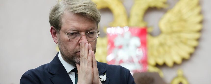 Russland, Moskau: Nikolai Rybakow, Vorsitzender der Partei Jabloko, steht nach einer Anhörung zu einer Klage, mit der der Partei die Teilnahme an den bevorstehenden Parlamentswahlen untersagt werden soll, vor dem Obersten Gerichtshof Russlands in Moskau.