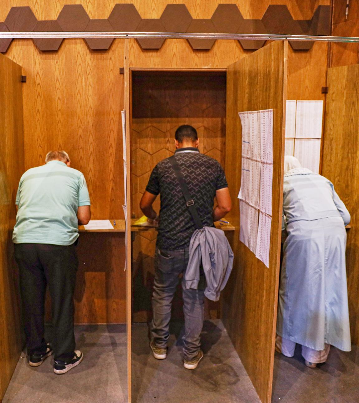 Mitglieder des Wahlkollegiums holen ihre Stimmzettel für eine Parlamentswahl in einem Wahllokal in Aleppo, Syrien, am 05.10.2025, ab.