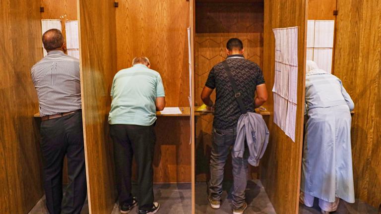 Mitglieder des Wahlkollegiums holen ihre Stimmzettel für eine Parlamentswahl in einem Wahllokal in Aleppo, Syrien, am 05.10.2025, ab.